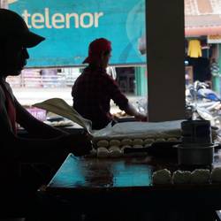 Un pâtissier à l'oeuvre, à notre salon de thé favori où ils jouaient du très bon rock birman!