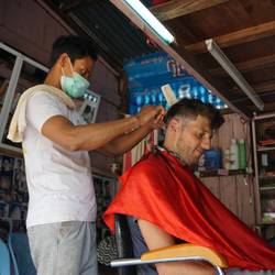 Seb se fait couper les cheveux pour 3$, le double de ce que paient les birmans pour une coupe.