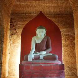 Un temple assez unique en raison de la peinture rouge qui entourait Bouddha.