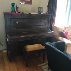 Es gibt sogar ein Klavier 😊.