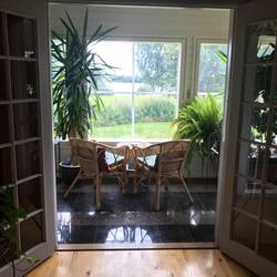 Der Wintergarten, wo wir abends entspannt mit Blick auf den See sitzen können.