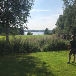 Der Garten reicht bis an den Fluss.