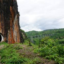 Après avoir traversé un immense tunnel creusé dans une montagne.
