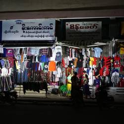 Marché de nuit de Mandalay.