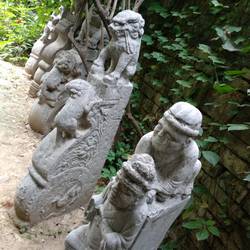 Im ganzen Park wunderbare Skulpturen