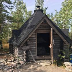 Die Finnen lieben anscheinend Feuer machen und Grillen.