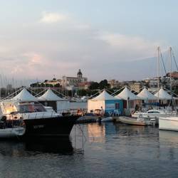 Zelte als Hafengebäude