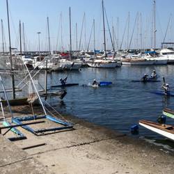 Sport im schmutzigen Hafenbecken