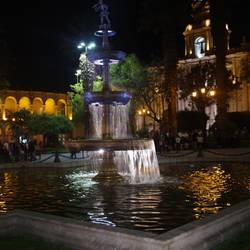 Plaza de Armas nocą jest nawet bardziej zachwycający