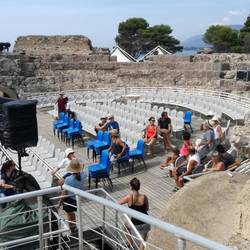 Das Theater (abends mit Jazzkonzert)