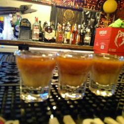 Cozonac: Jägermeister, Baileys und Stroh 60