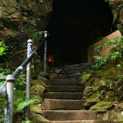 Kleine Schreine in Berghöhlen.