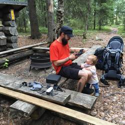 Milla hilft schon bei der Vorbereitung der Drohne.