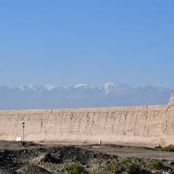Die Mauer und im Hintergrund die Ausläufer des Himalaya