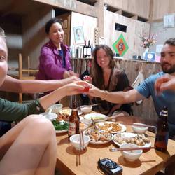 Ein kanadisches Pärchen, ein San Franciscaner, eine Bayerin, die Hostellady und Ich!