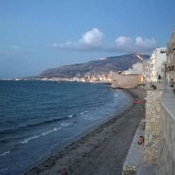 Trapanis Nordufer mit Blick auf Erice