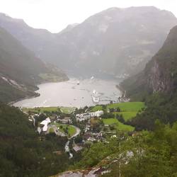 Der Geiranger von oben. Von 1.500m Höhe sieht man bei dem Wetter allerdings nicht viel...