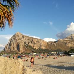 Im Fels erkennt man einen betenden Mönch