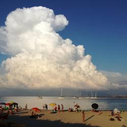 Eindrucksvolle Wolken über den Ankerliegern