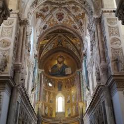 Die Kathedrale Santissimo Salvatore gehört mit zum Kulturerbe