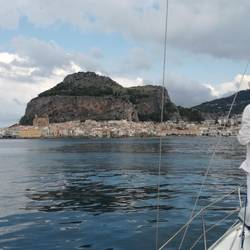 Cefalù vom Meer aus