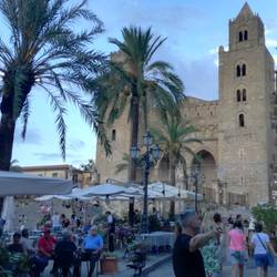 Reges Treiben vor der Kathedrale