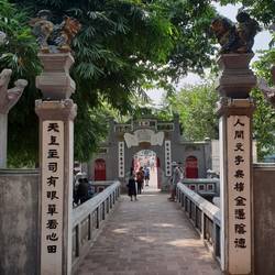Entrance to the bridge.