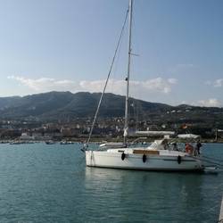 Der Hafen liegt etwas abseits, dafür kostenloser Brötchenservice