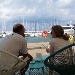 Hafenkino mit Cappuccino aus erster Reihe