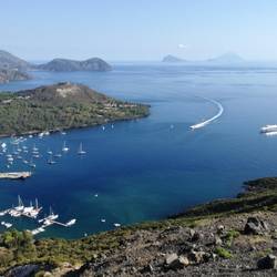 Blick über unsere Ankerbucht mit Lipari links und im Hintergrund Stromboli