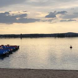 Spiegelungen der Abendsonne im See