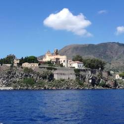 Lipari Stadt wird von einem Kastell überragt und von uns nur passiert