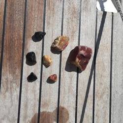 Links der schwarze Obsidian