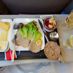 Kurzer Snack in der Buissness-Class von Paris nach Zürich. (Flugzeit= 50 Min.)