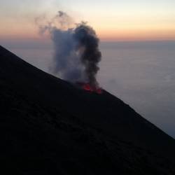 Dunkler Rauch kündigte eine Eruption an