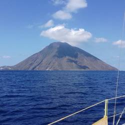 Stromboli ist unverkennbar ein Vulkan
