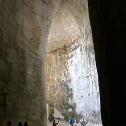 Der griechische Steinbruch schlängelt sich wie das Ohr des Dionysus