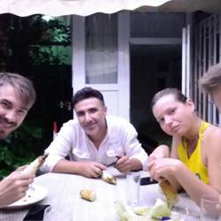 Host mit zwei weiteren Couchsufern und "Popcorn"