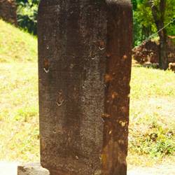 Einschusslöcher auf einer 700 Jahre alten Steintafel mit Cham-Schriftzeichen.