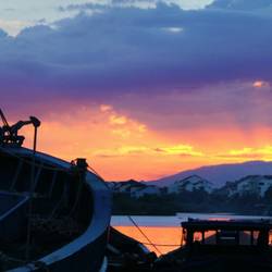 Sonnenuntergang auf dem Weg zur Altstadt mit Fahrrad.