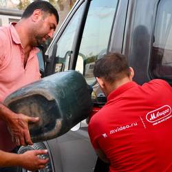 Der grosse Mann ist Ararat die gute Seele und Deisel besorger.