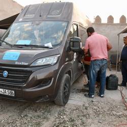 Während die Männer tanken, sind wir Frauen beim shoppen.