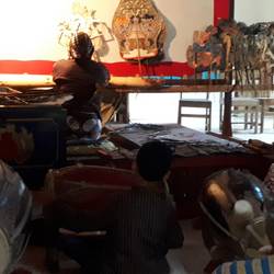 der Meister des Schattenspiels hinter der Leinwand