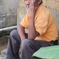 Ein alter Mann am Straßenrand in San Juan La Laguna