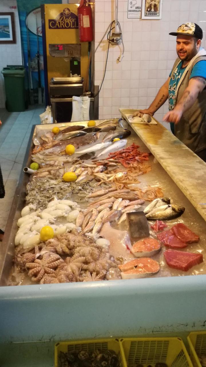 Sabine lässt sich unser Abendessen zeigen