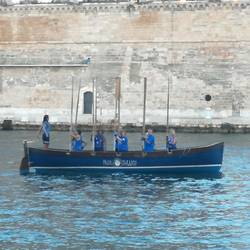 Zum Sonnenuntergang wird die Marineflagge eingeholt, Musik gespielt und Stillgestanden