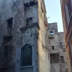 Enge Gassen in der grauen Altstadt