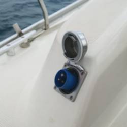 Der Landstromanschluss hat wieder einen Deckel