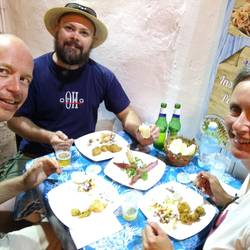 Qualitativ hochwertiges Abendessen mit Plastikgeschirr