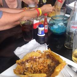 Patacon de carne: torta de platano, carne deshilachada, cuatro quesos y frijoles molidos, riquisimo